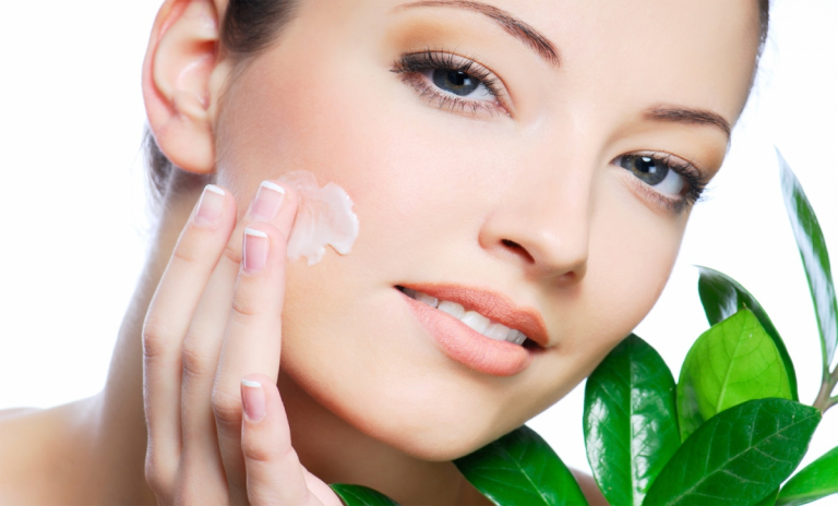 Sử dụng kem dưỡng để chăm sóc da