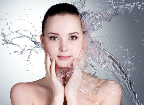 Chăm sóc da mặt nhờn bằng cách tránh tác động của môi trường