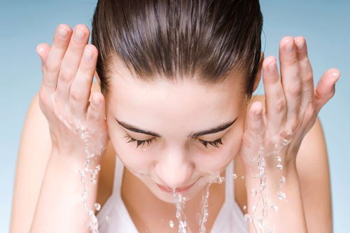 Cách chăm sóc da mặt nhờn bị mụn hàng ngày bằng rửa mặt