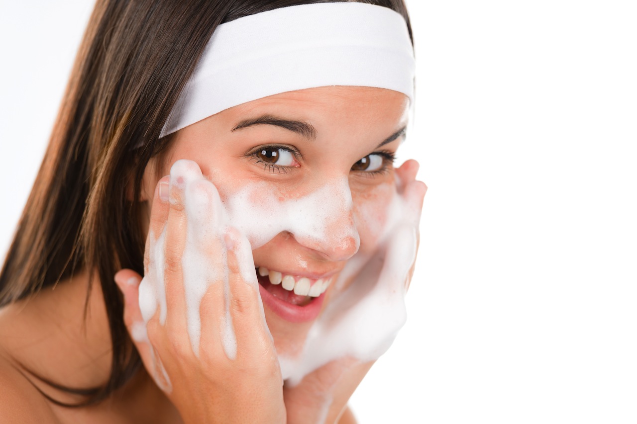 rửa mặt là 1 trong các bước chăm sóc da mặt quan trọng nhất