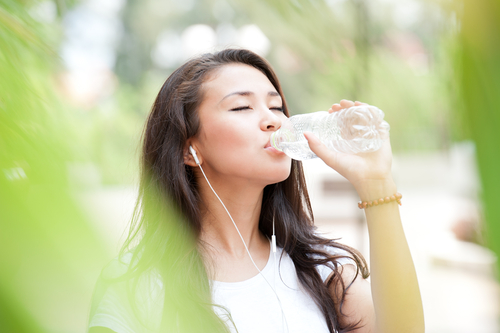 Chăm sóc da mụn bằng cách uống nhiều nước mỗi ngày