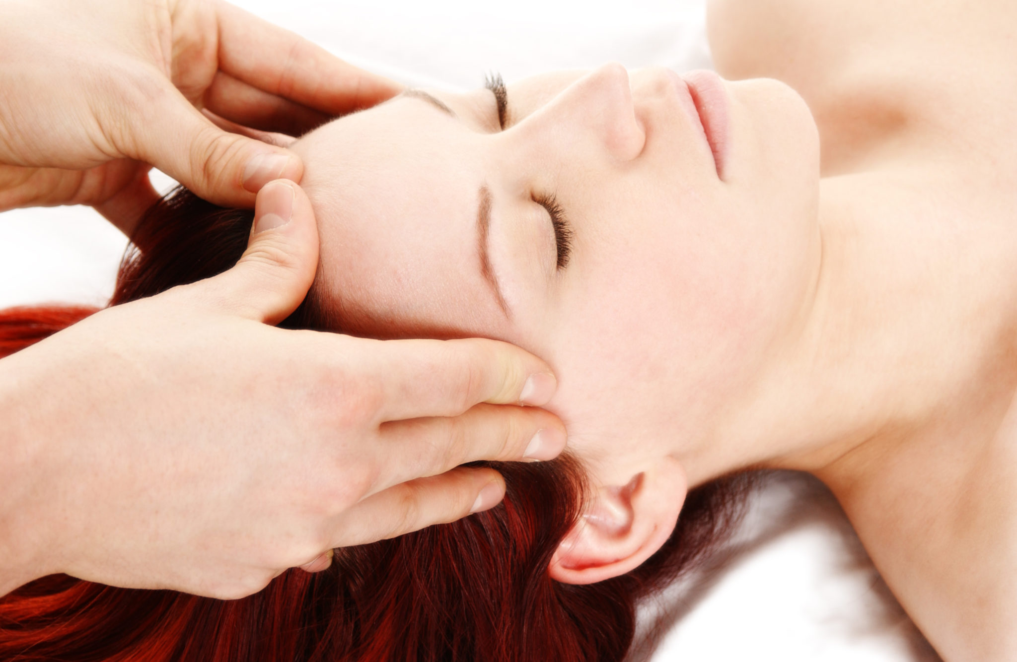 Massage da mặt bằng dầu dừa giúp ngăn ngừa lão hóa
