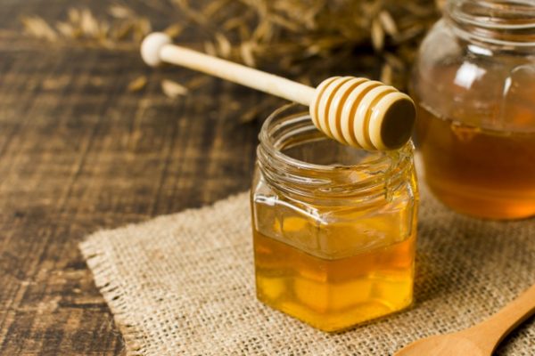 Mật ong – nguyên liệu tự nhiên chống lão hóa da tuyệt vời