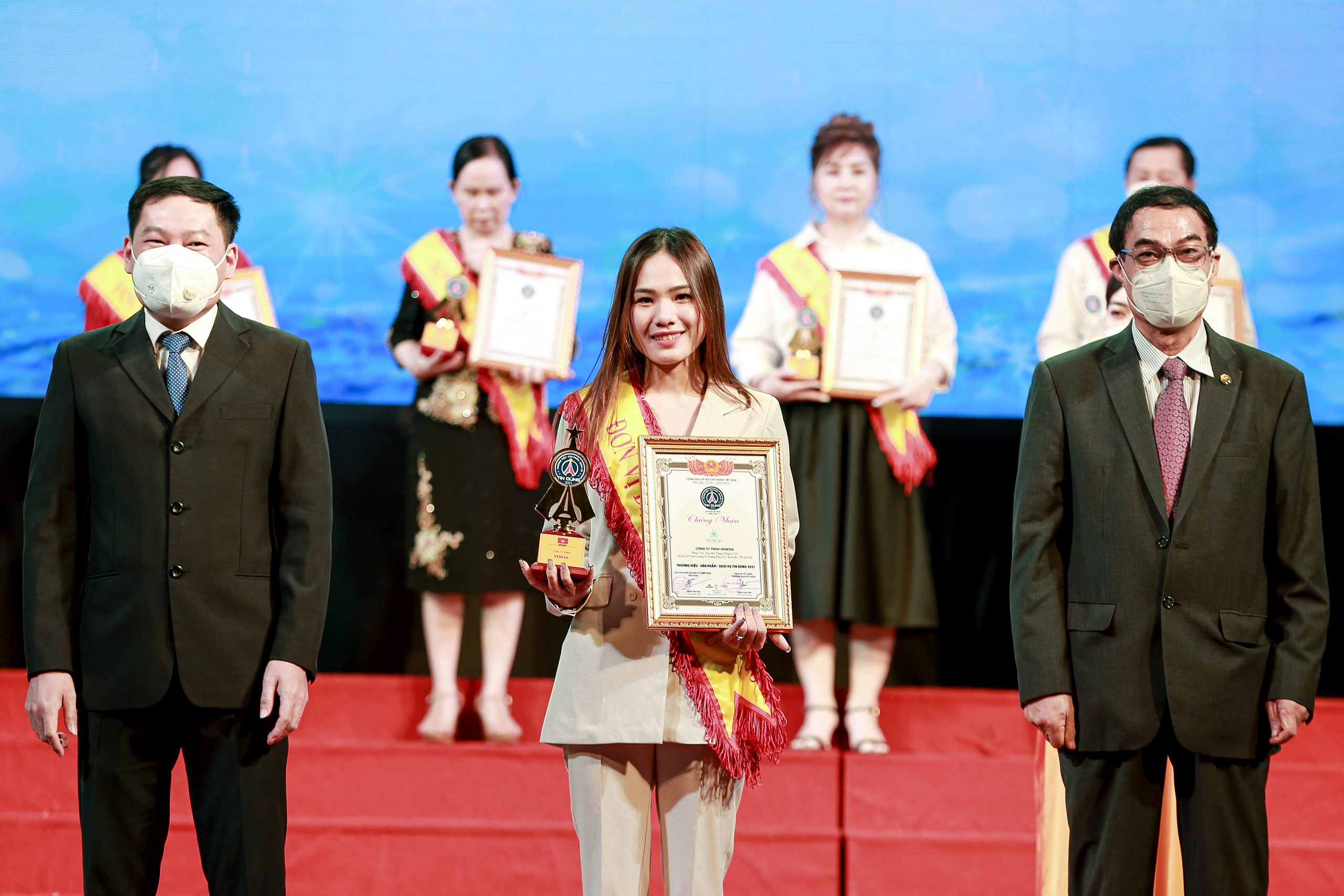 Đại diện Venesa - Bà Vương Thị Huyền Trang nhận cúp và bằng chứng nhận