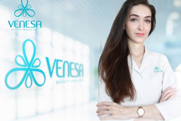 Bác sĩ thẩm mỹ, da liễu Mikaelyan Sirarpi Grajrovna trực tiếp chăm sóc cho khách hàng Venesa