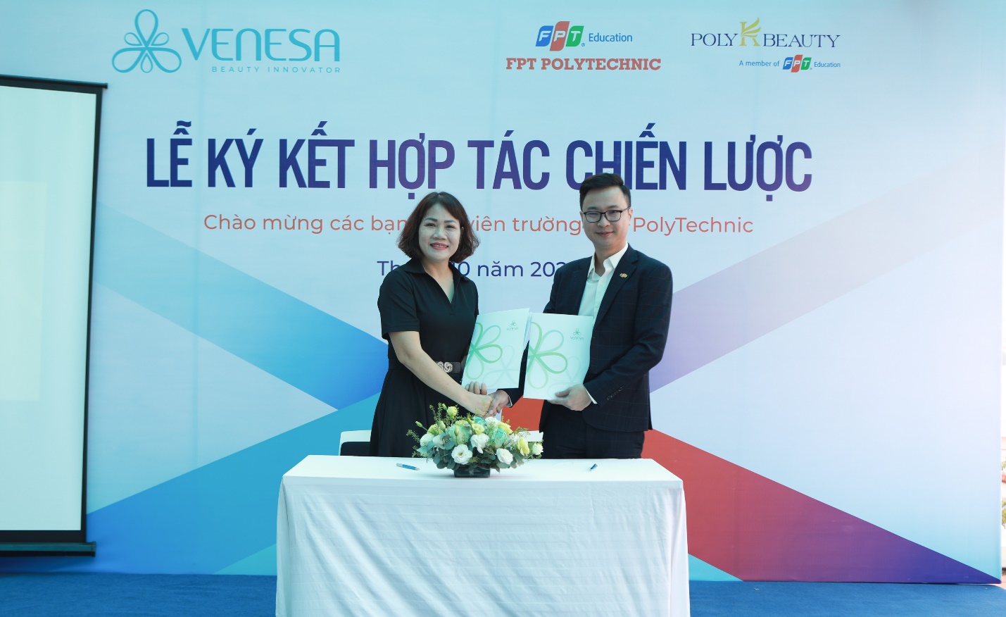 Bà Lê Thị Thanh Mai, Giám đốc ban Nhân sự và Dịch vụ tổng hợp Venesa Việt Nam và ông Lê Quốc Nam, Trưởng ban Tuyển sinh Cao đẳng FPT Polytechnic ký thỏa thuận hợp tác