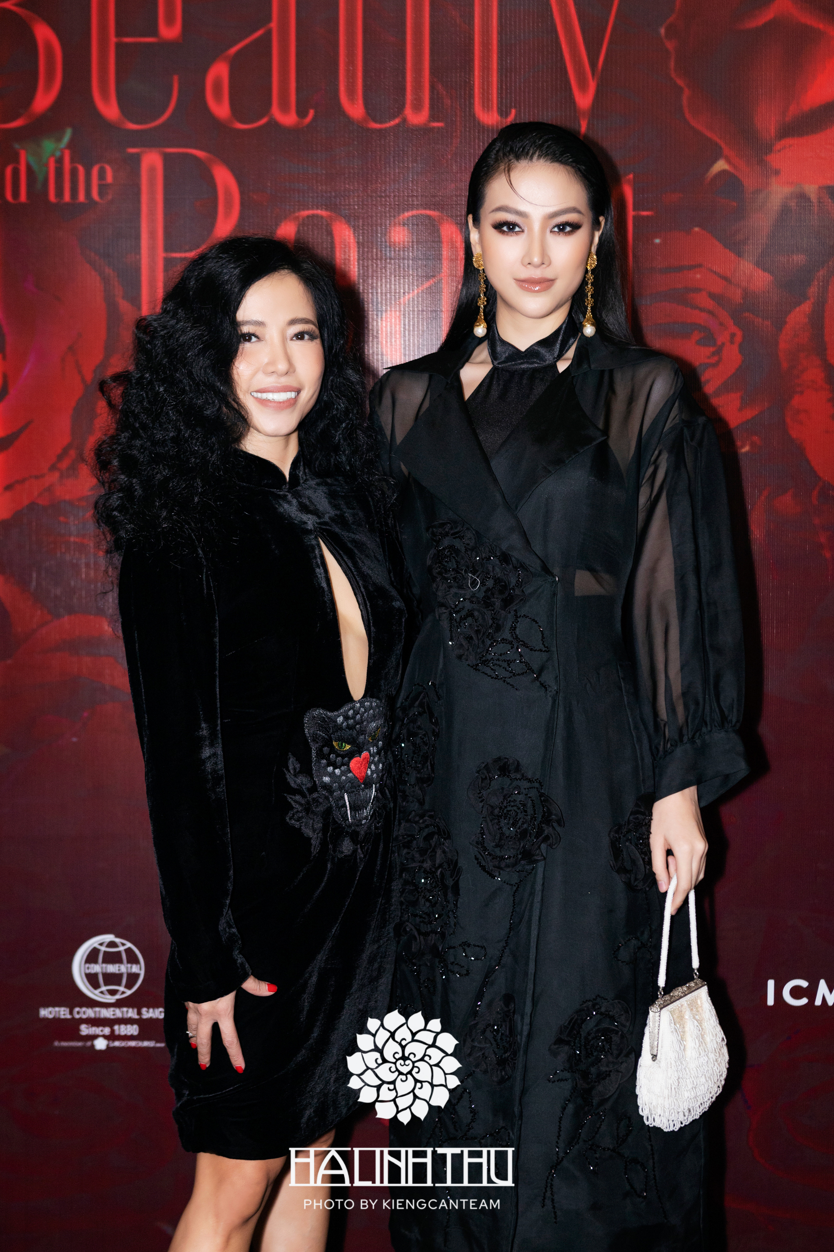 Hoa hậu Nguyễn Phương Khánh chụp ảnh cùng NTK Hà Linh Thư tại sự kiện