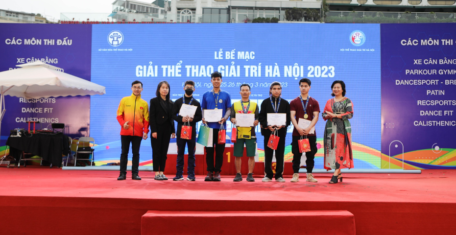 Đại diện Venesa Việt Nam trao giải cho các vận động viên xuất sắc thuộc bộ môn Calisthenics trong giải đấu